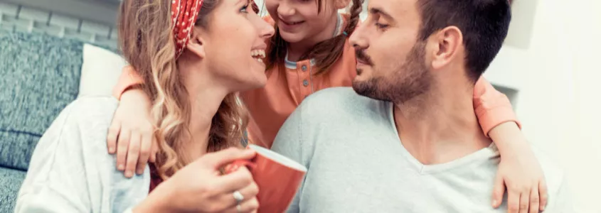 Padre, madre e hija en casa